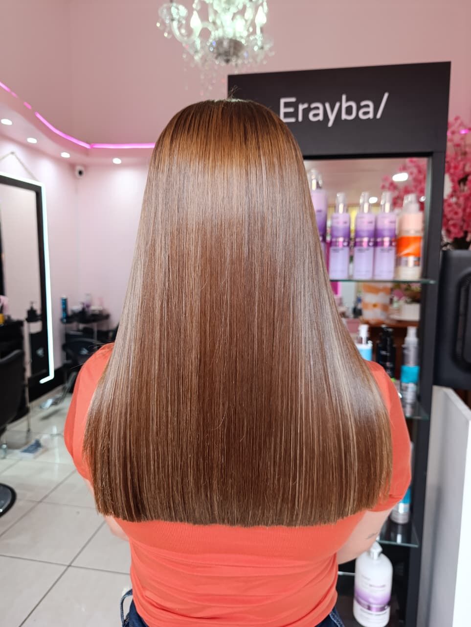 Cabello castaño liso brillante