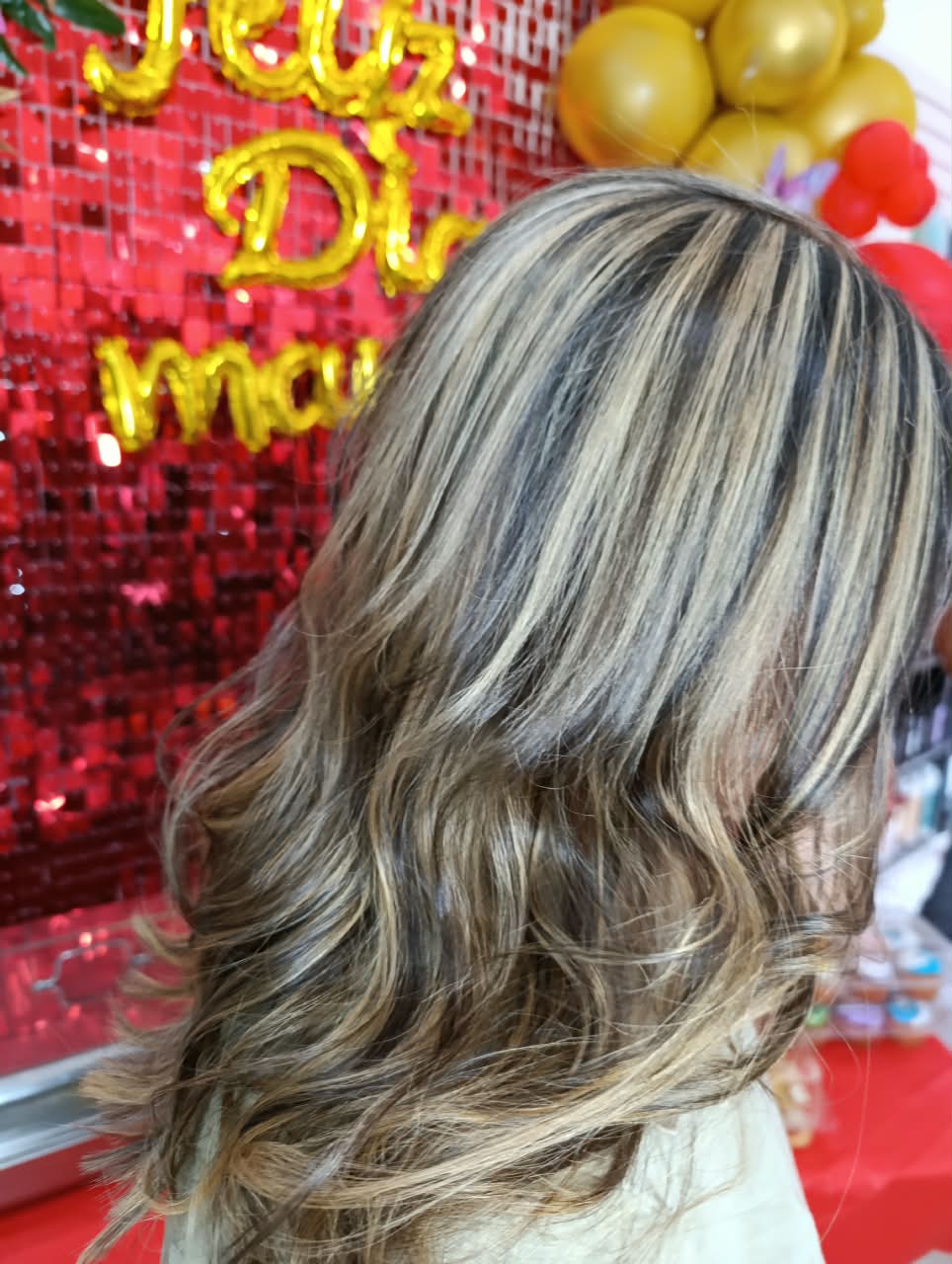 Cabello con mechas rubias onduladas