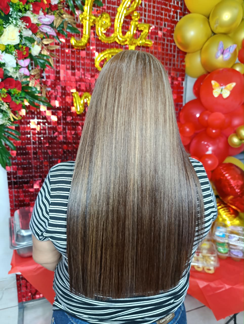 Cabello rubio liso con mechas
