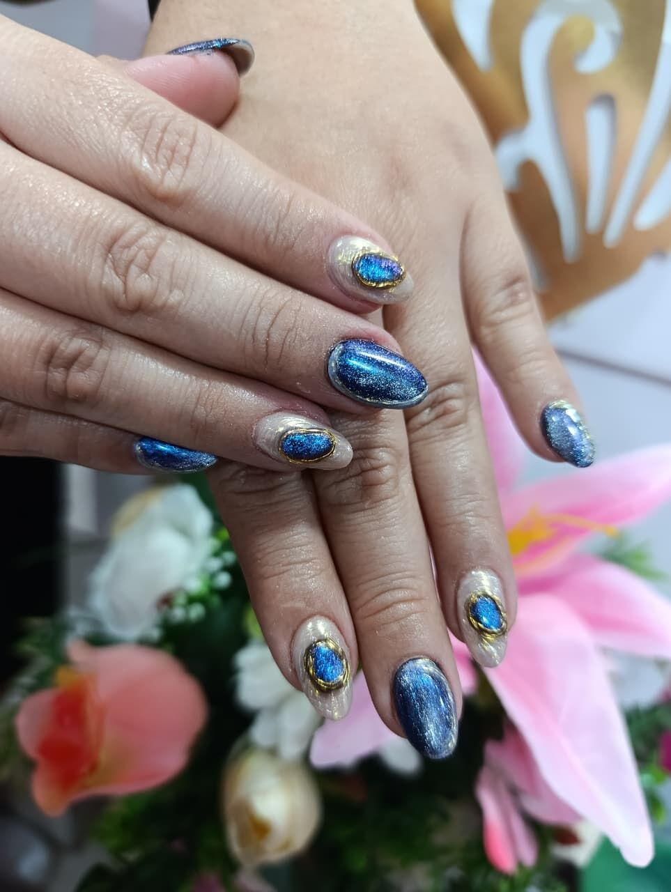 Uñas efecto cromado azul
