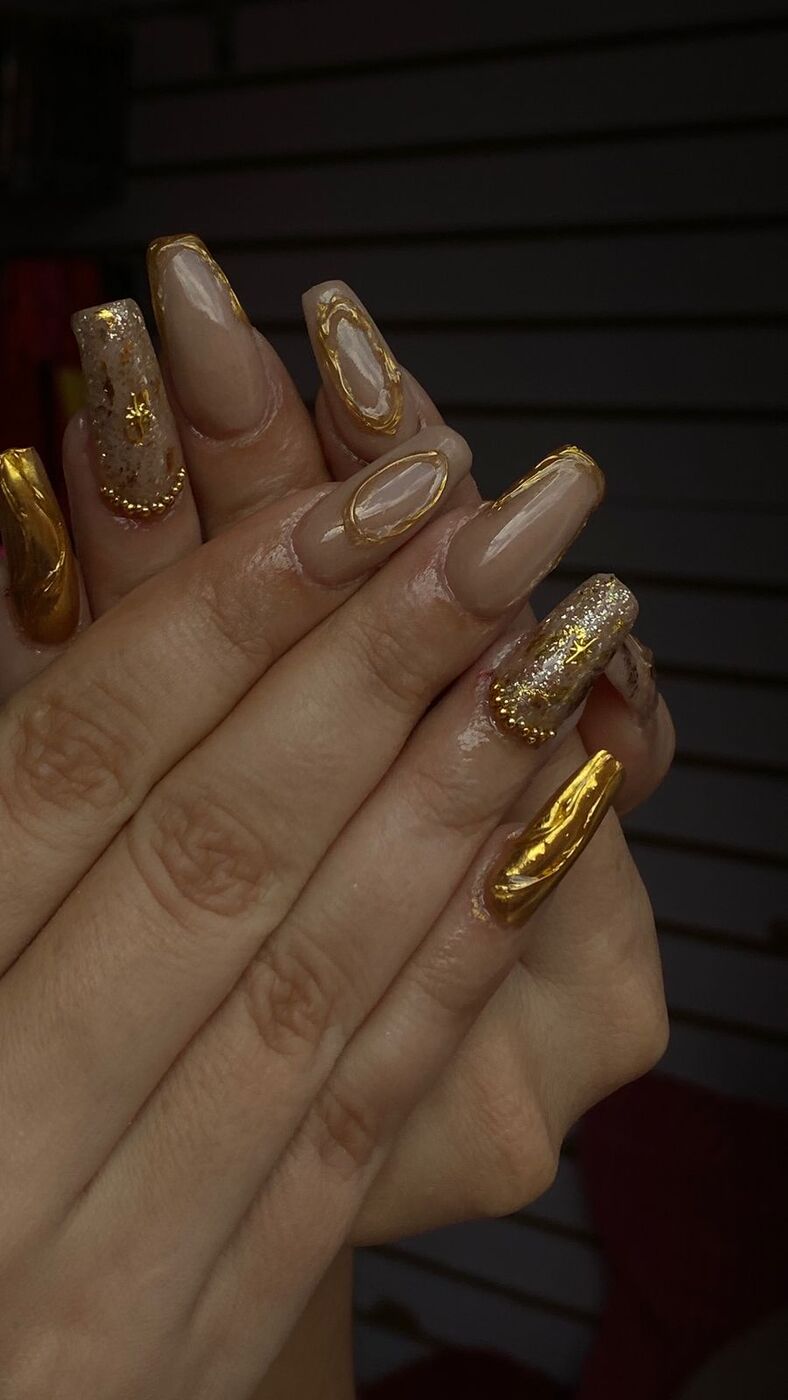 Uñas doradas Floribels Studio