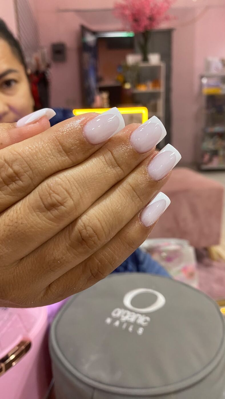Manicure francés blanco