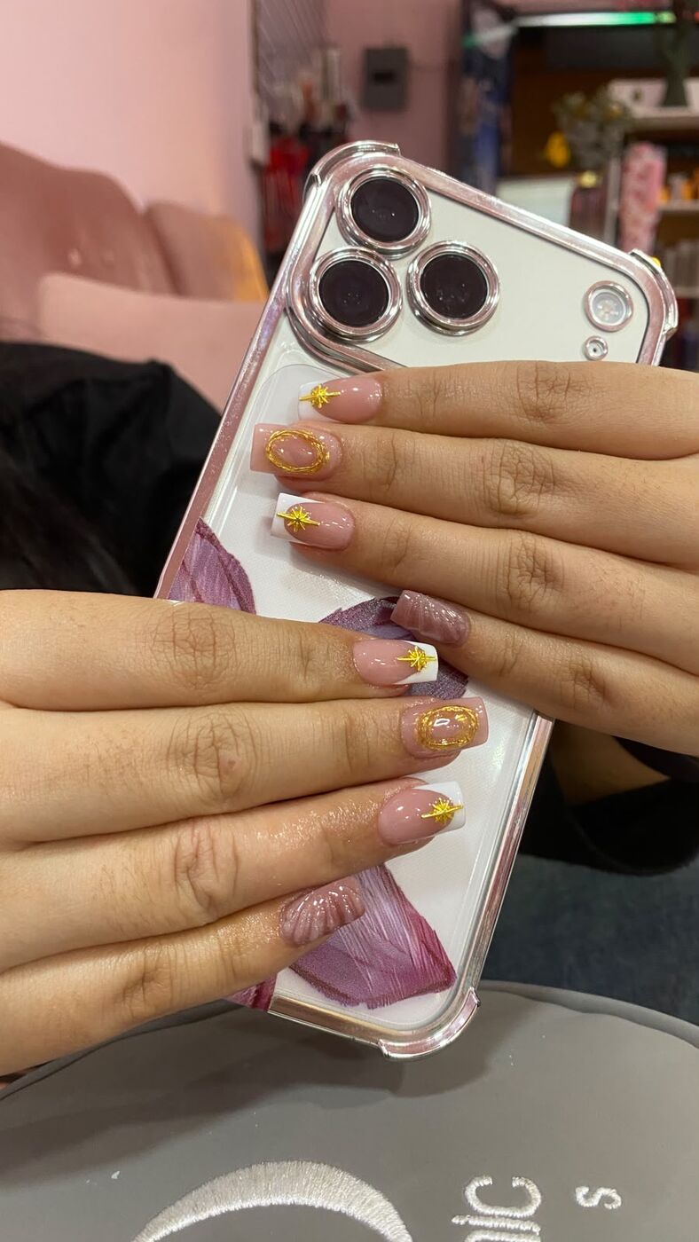 Nail art dorado con brillos