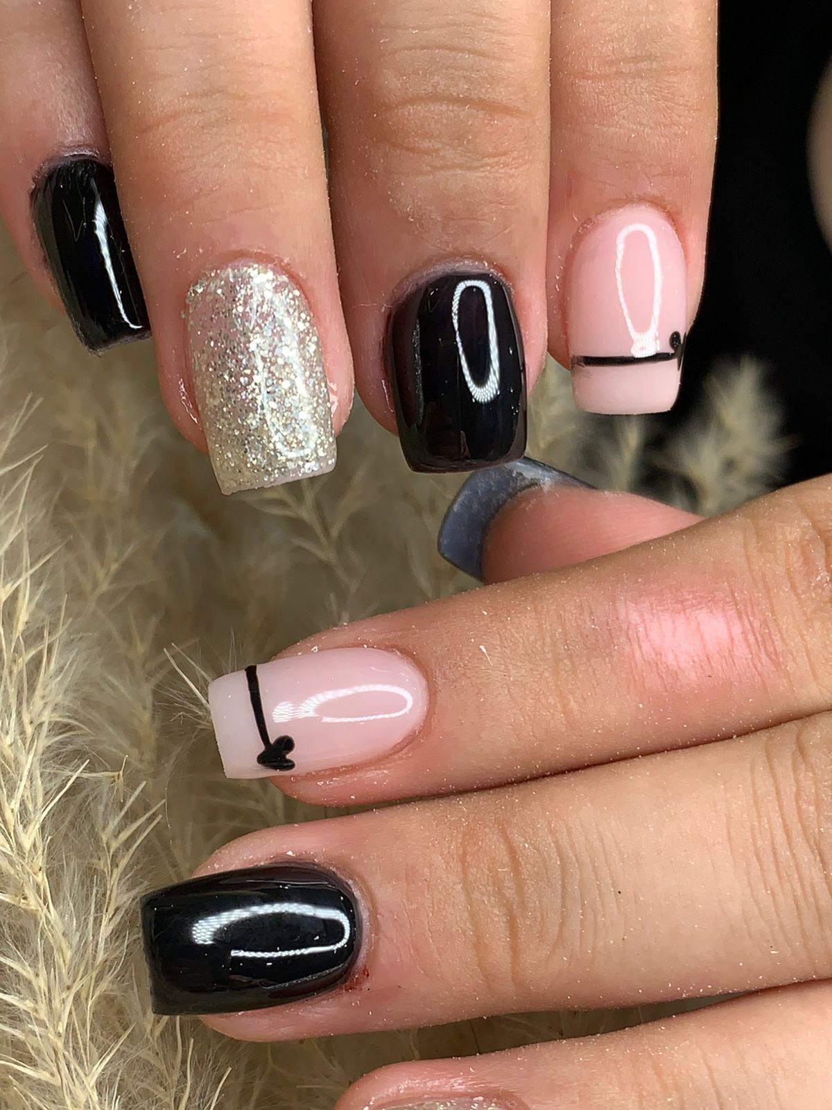 Nail art negro y dorado