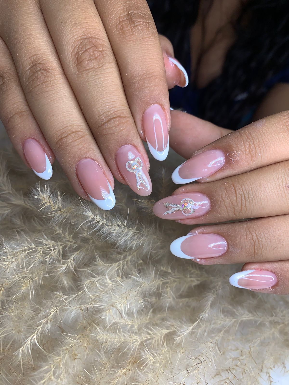 Manicure francés nude con brillos