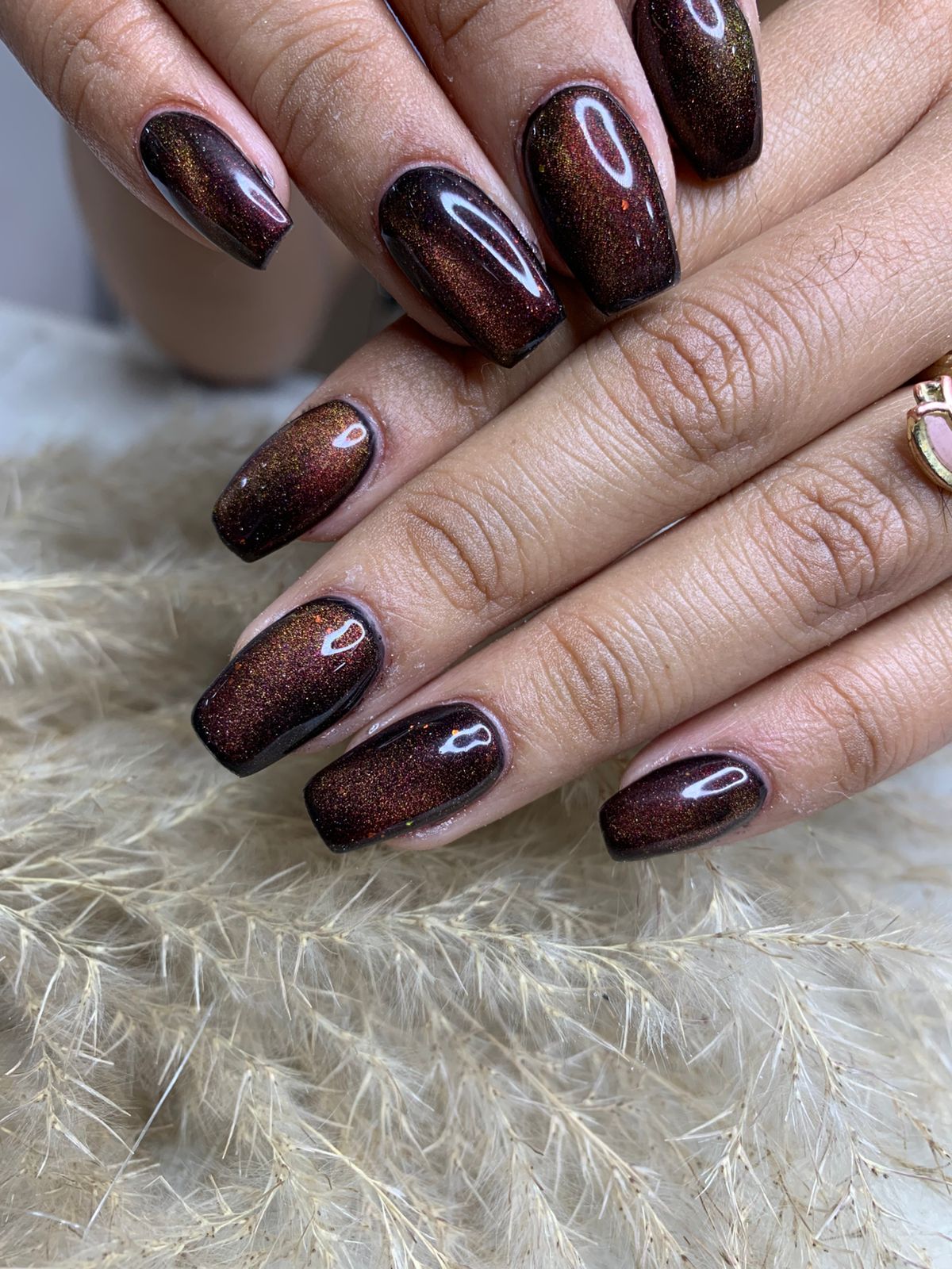 Uñas holográficas vino